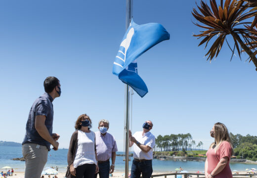 Izado da bandera azul na praia de Andahío, de Perbes